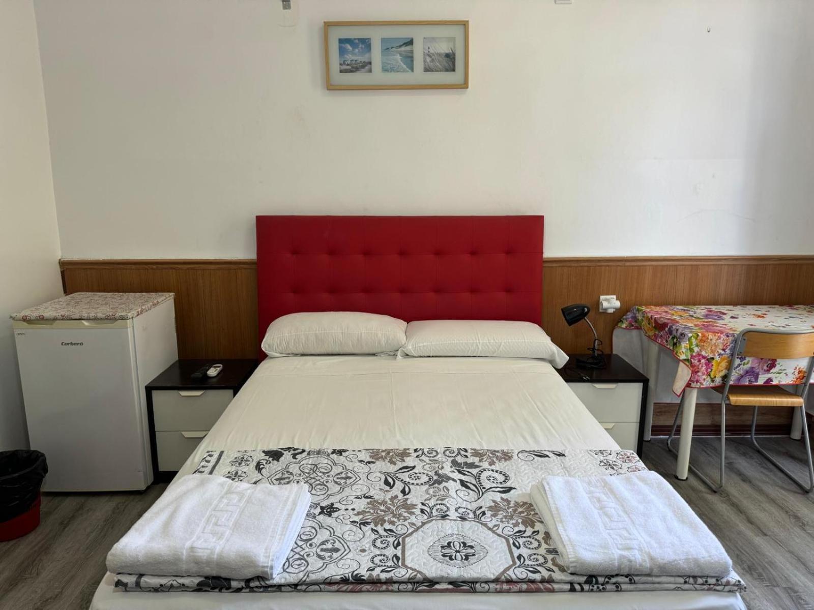 Hostal Mont Thabor Барселона Екстериор снимка