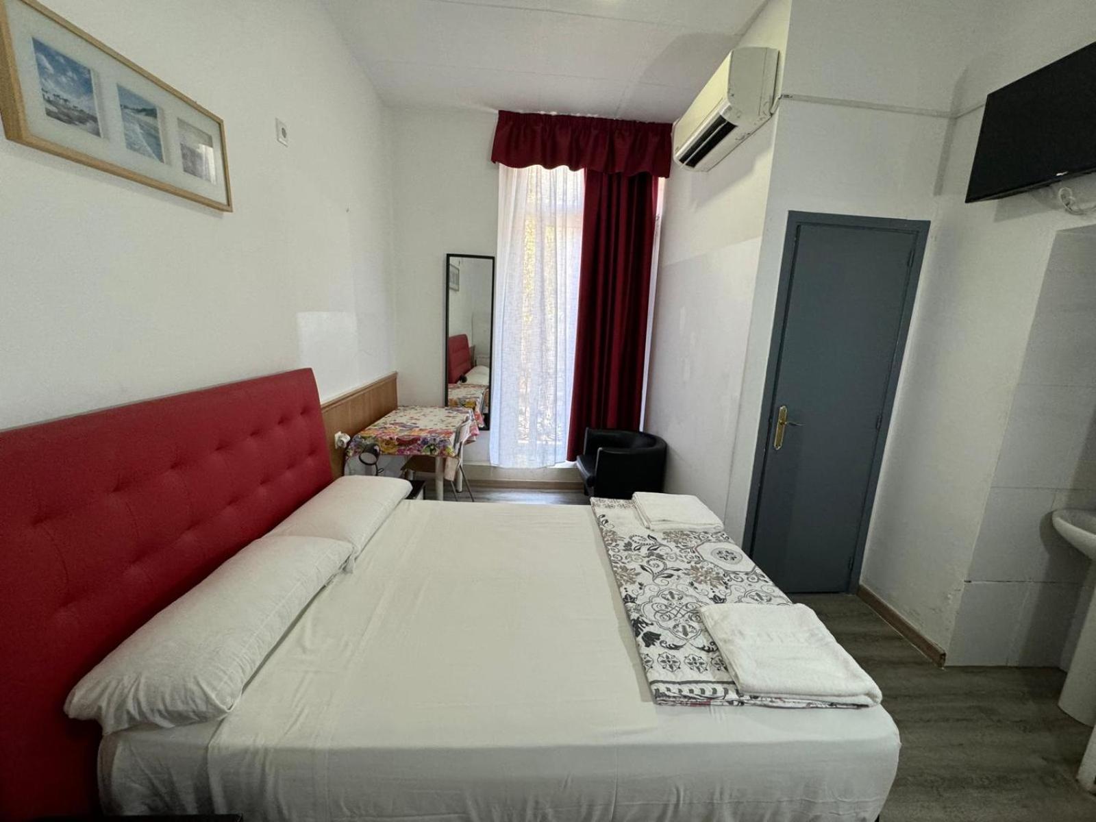 Hostal Mont Thabor Барселона Екстериор снимка
