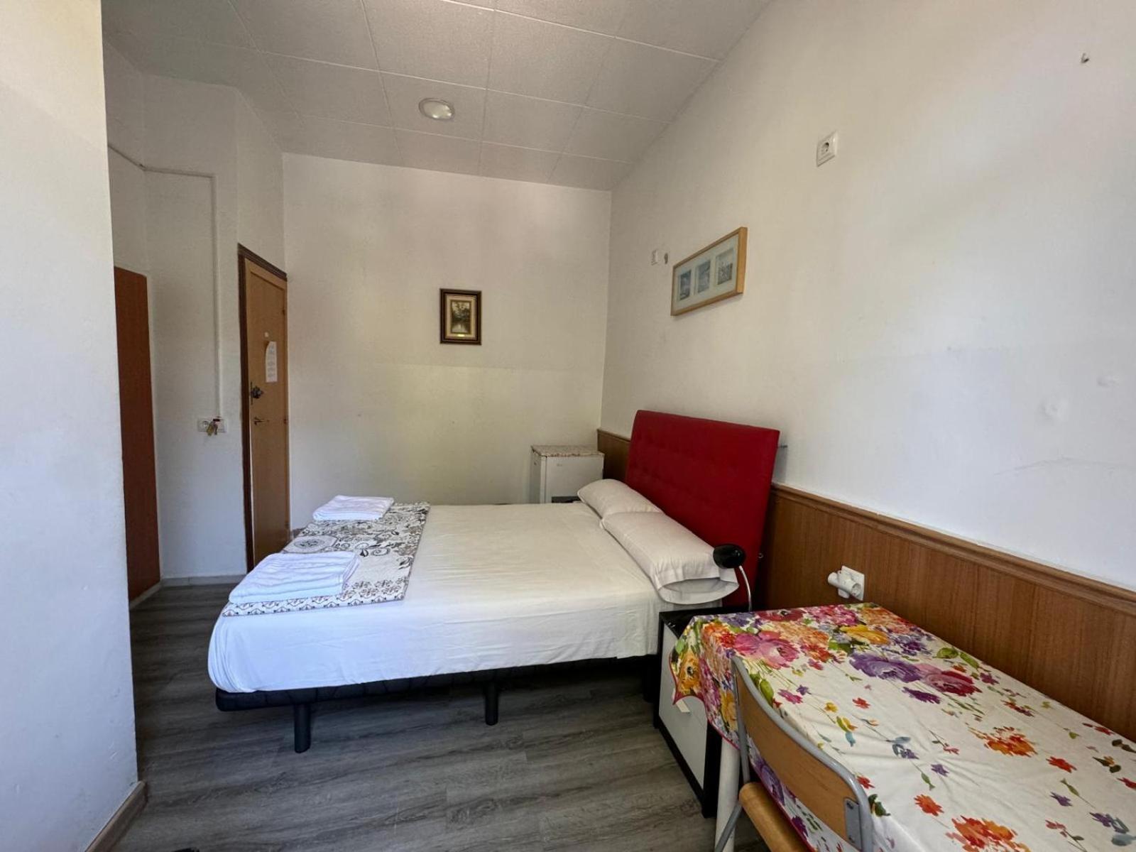 Hostal Mont Thabor Барселона Екстериор снимка