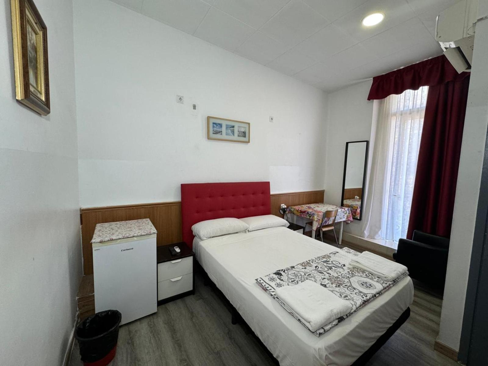 Hostal Mont Thabor Барселона Екстериор снимка