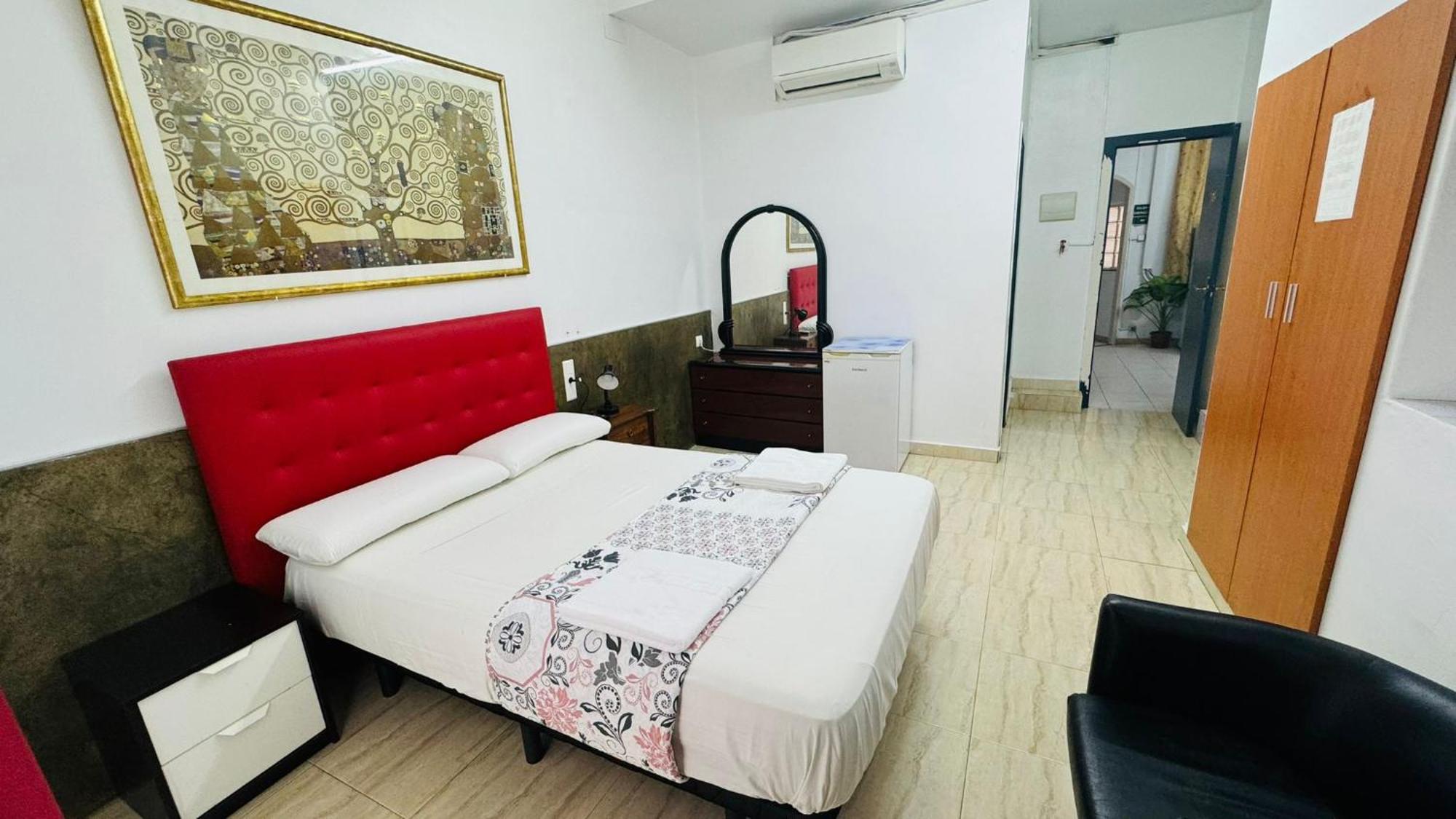 Hostal Mont Thabor Барселона Екстериор снимка