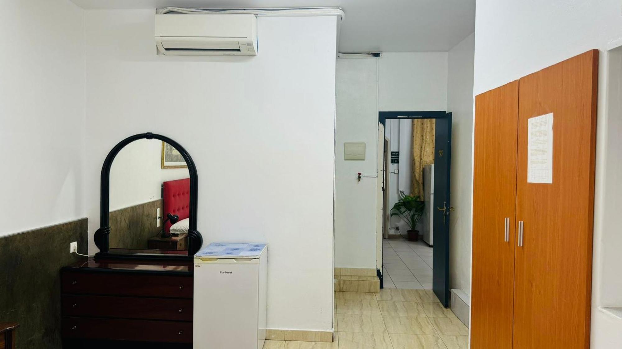 Hostal Mont Thabor Барселона Екстериор снимка