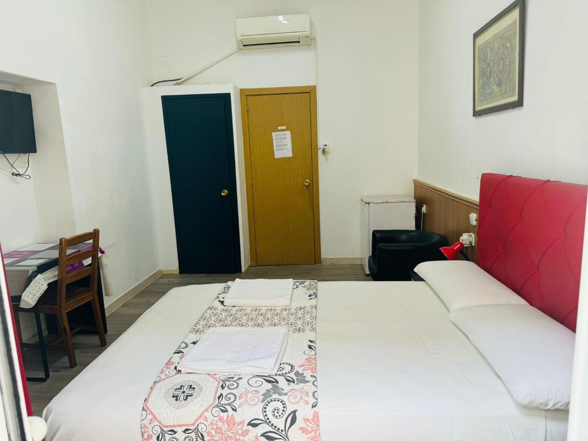 Hostal Mont Thabor Барселона Екстериор снимка