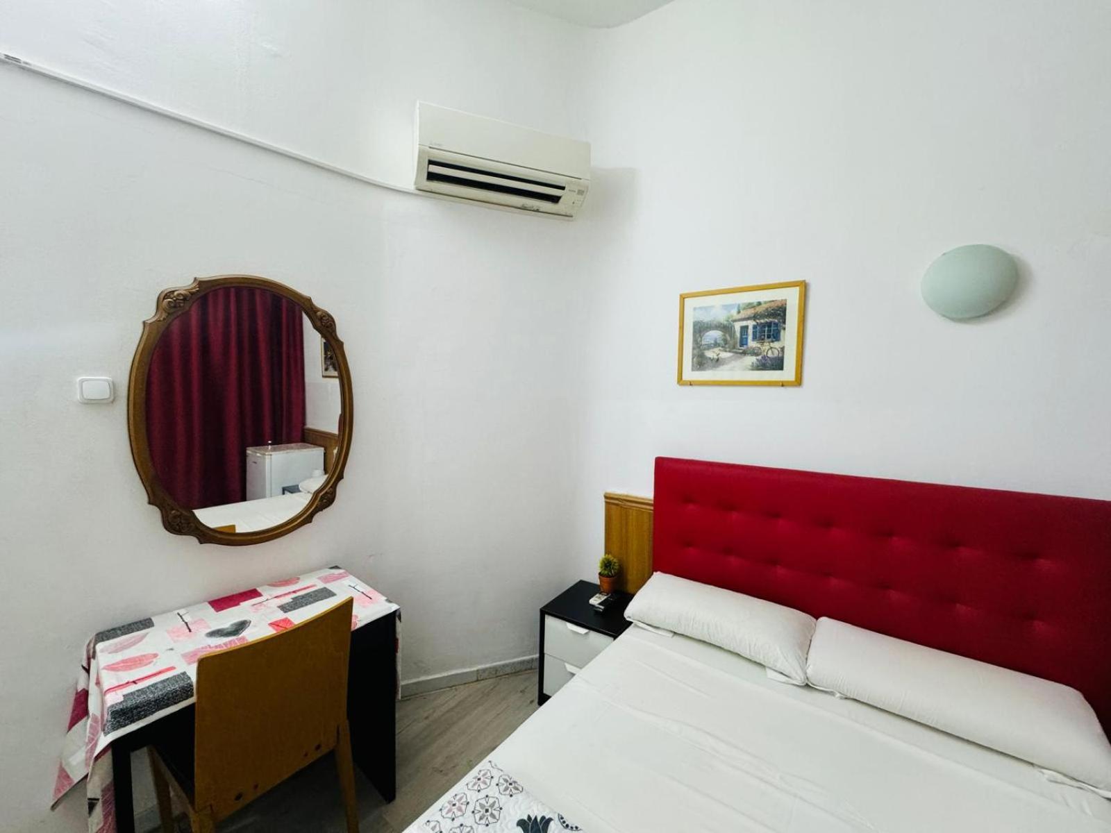 Hostal Mont Thabor Барселона Екстериор снимка
