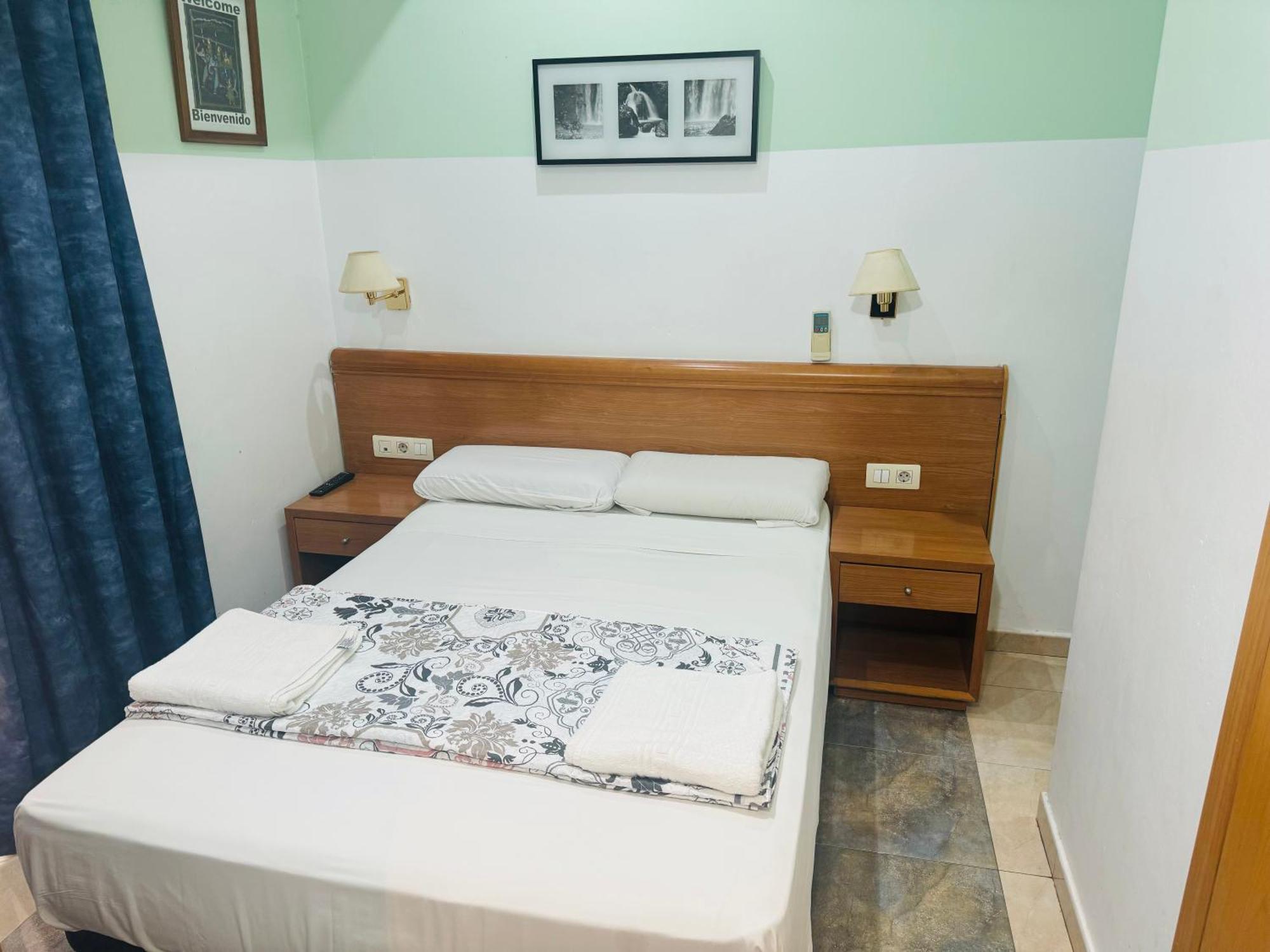 Hostal Mont Thabor Барселона Екстериор снимка