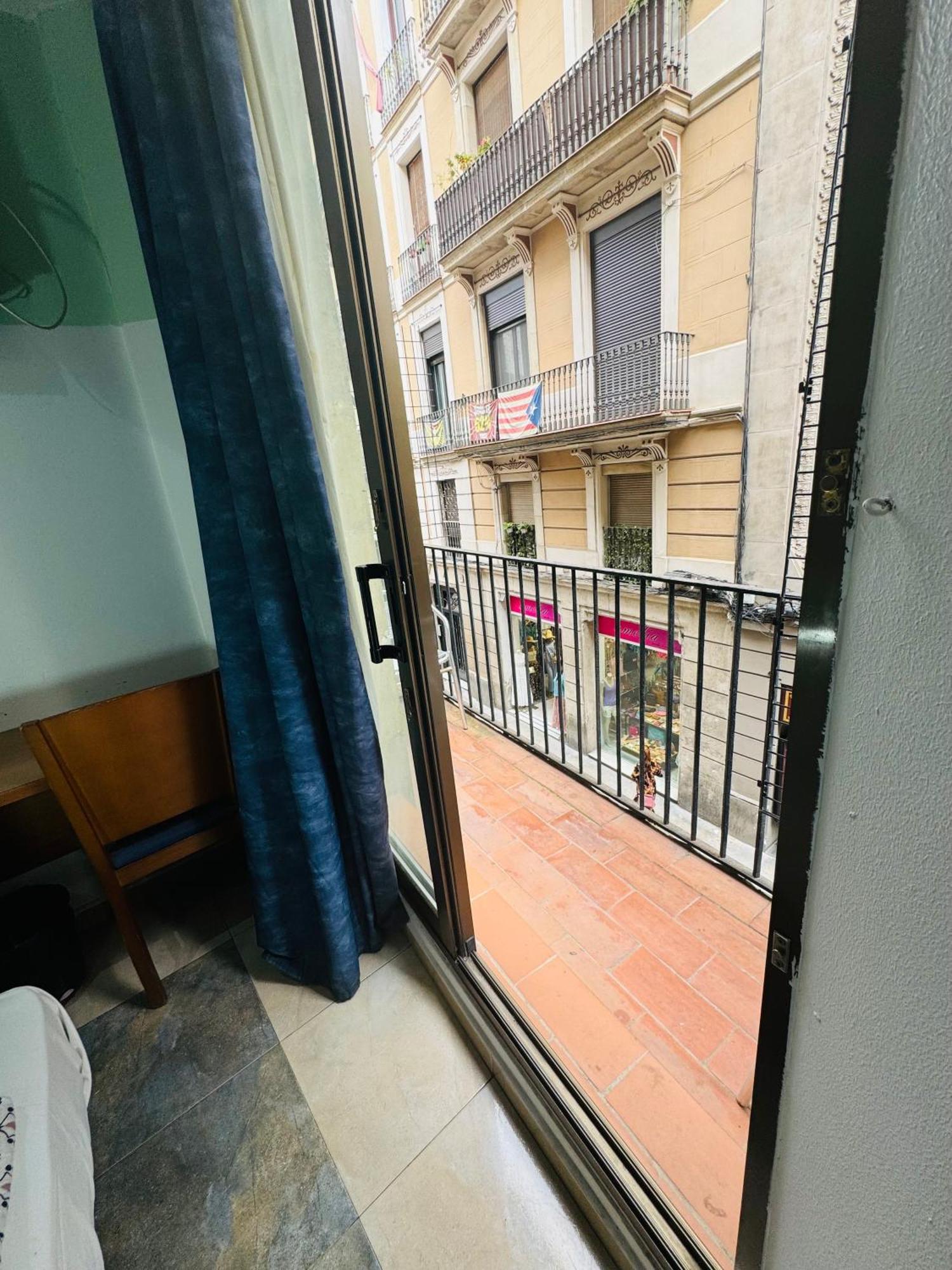 Hostal Mont Thabor Барселона Екстериор снимка
