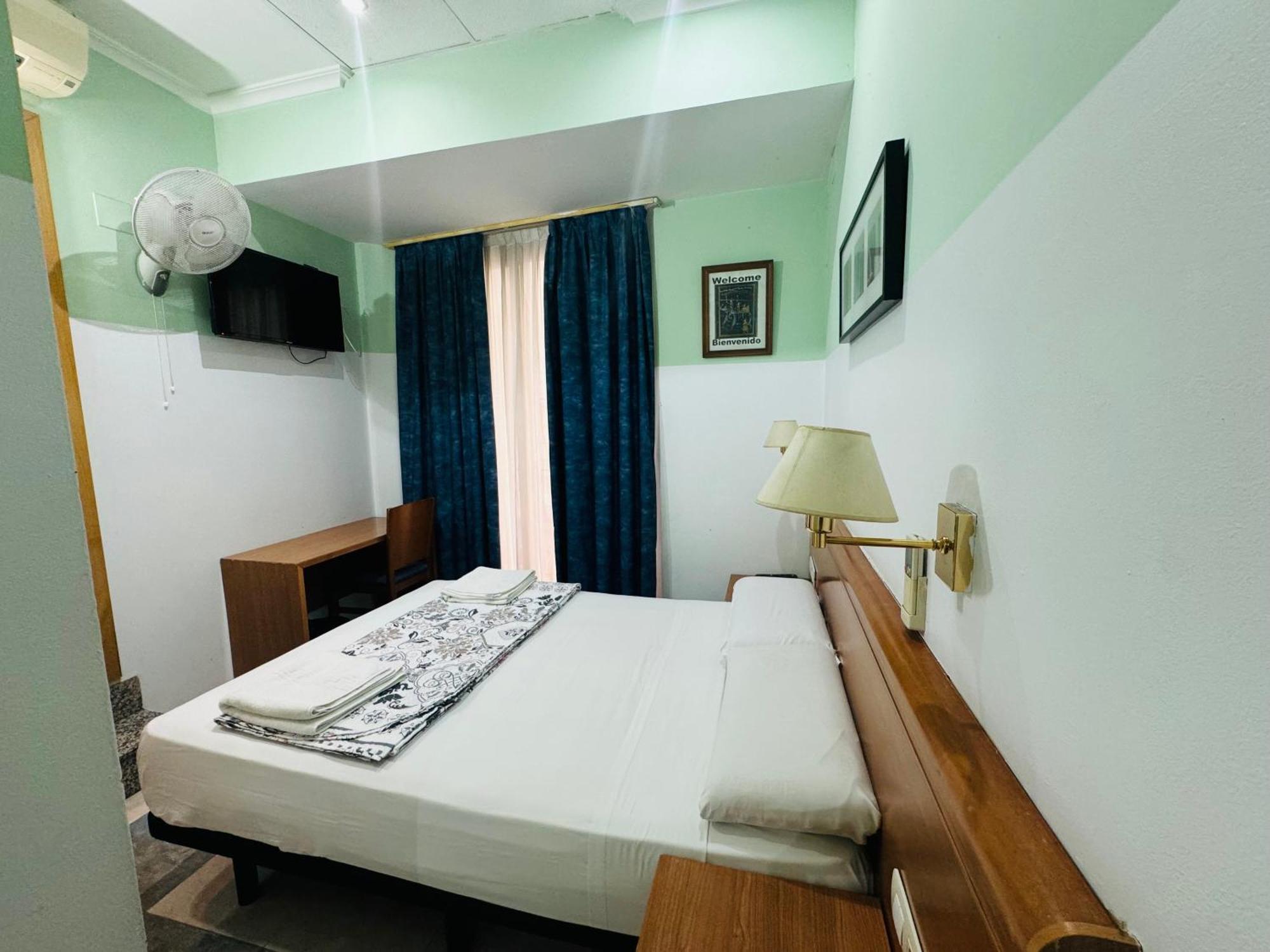 Hostal Mont Thabor Барселона Екстериор снимка