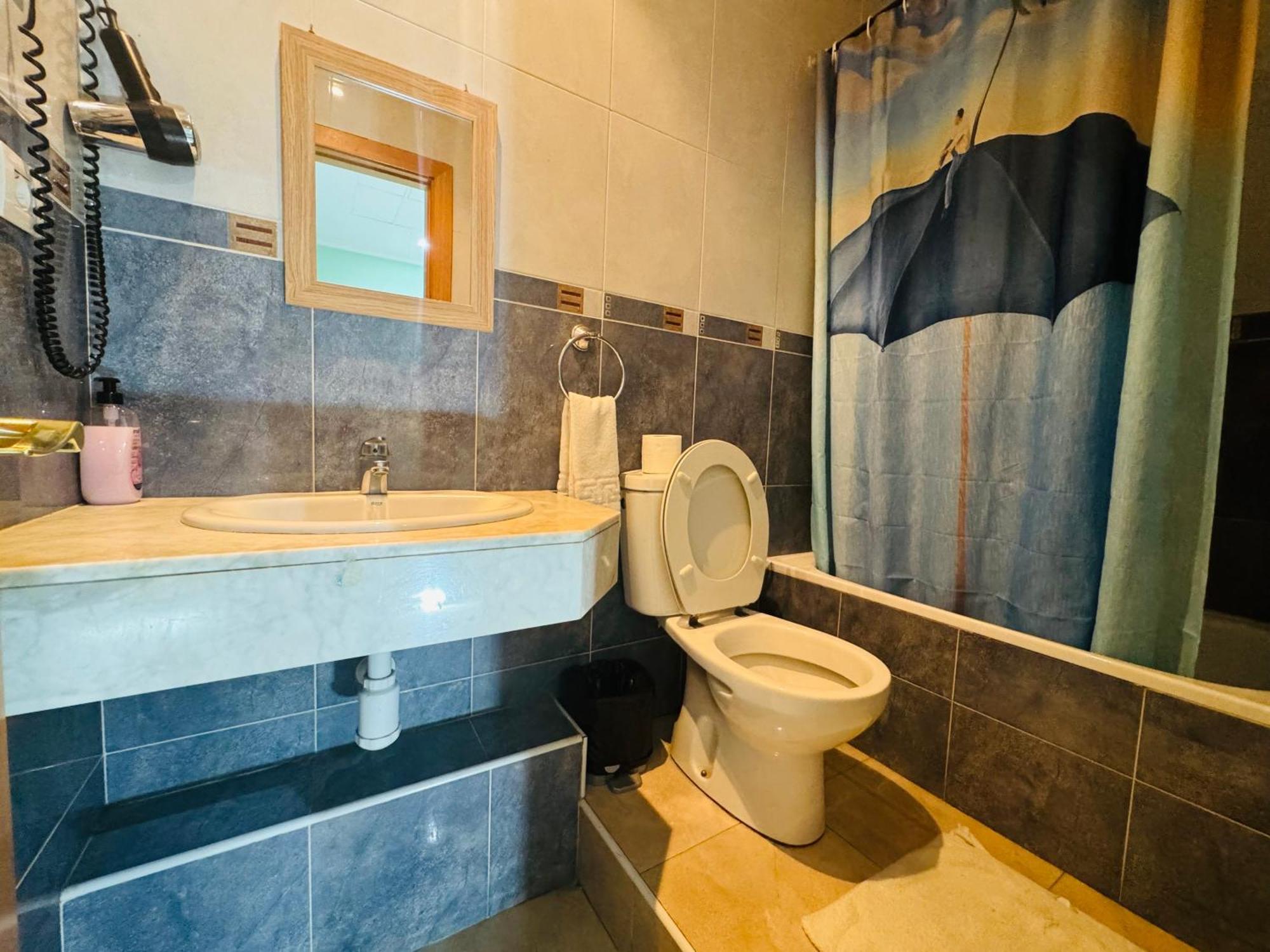 Hostal Mont Thabor Барселона Екстериор снимка