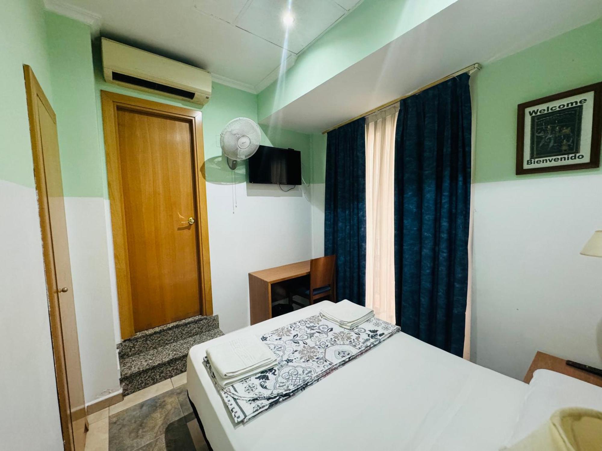 Hostal Mont Thabor Барселона Екстериор снимка
