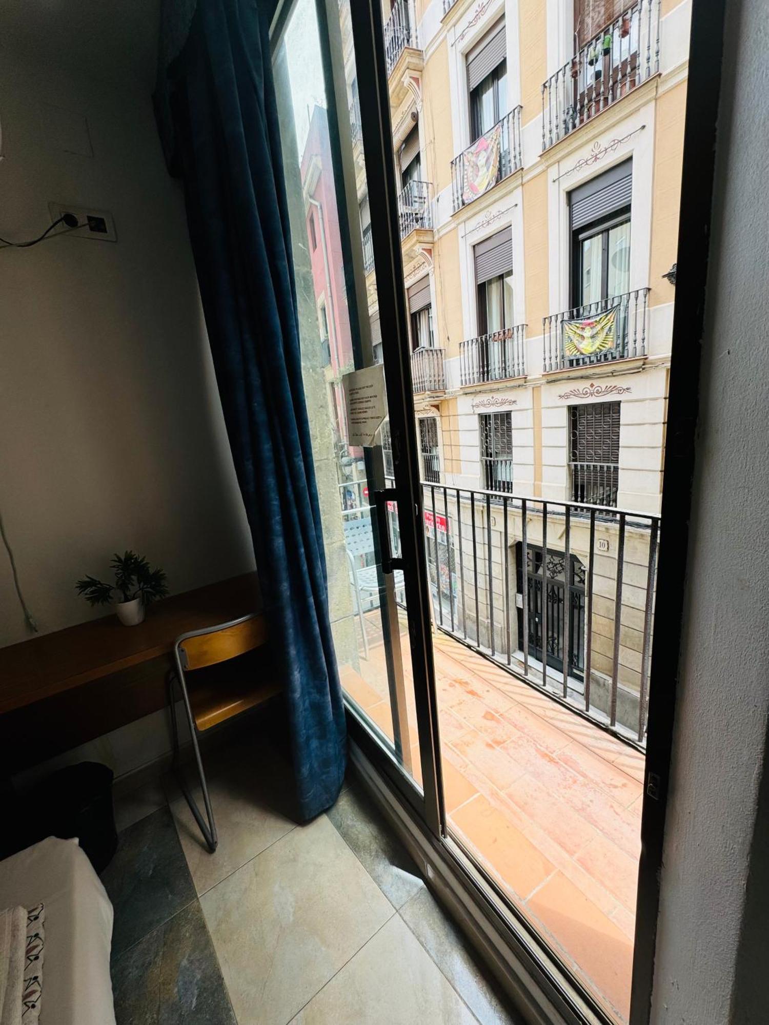 Hostal Mont Thabor Барселона Екстериор снимка