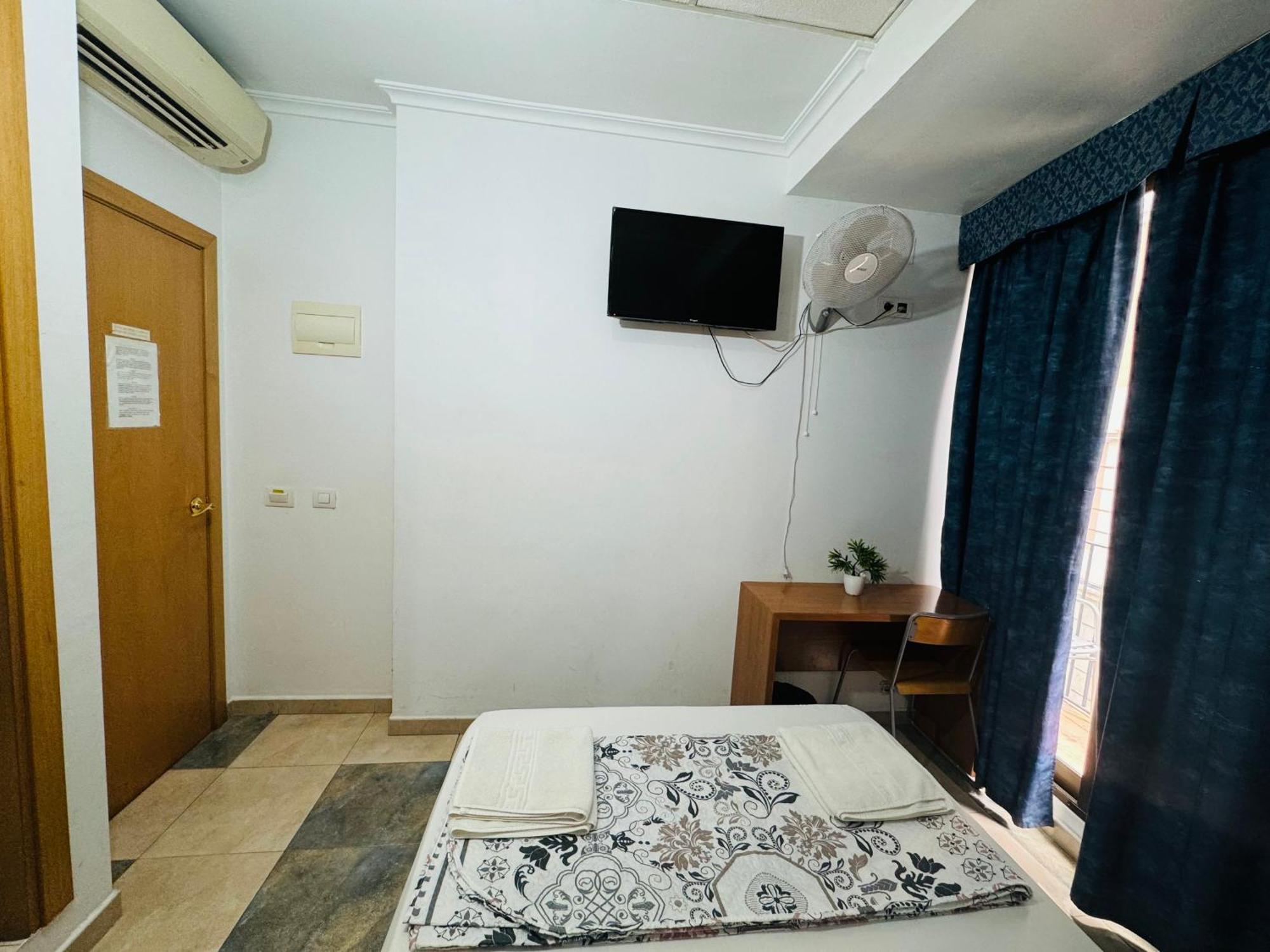 Hostal Mont Thabor Барселона Екстериор снимка