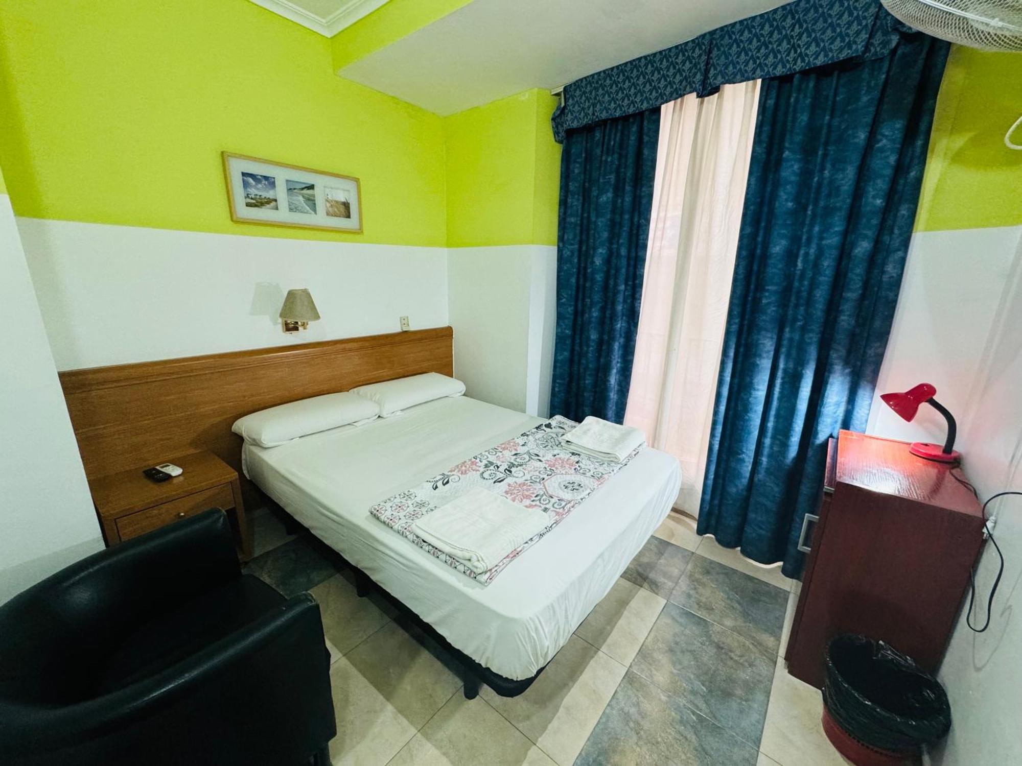 Hostal Mont Thabor Барселона Екстериор снимка