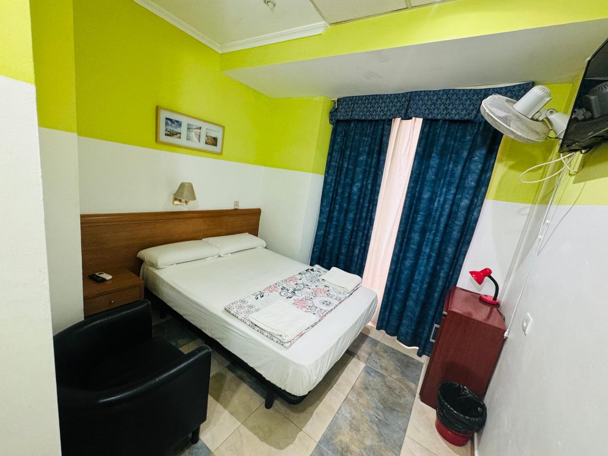 Hostal Mont Thabor Барселона Екстериор снимка