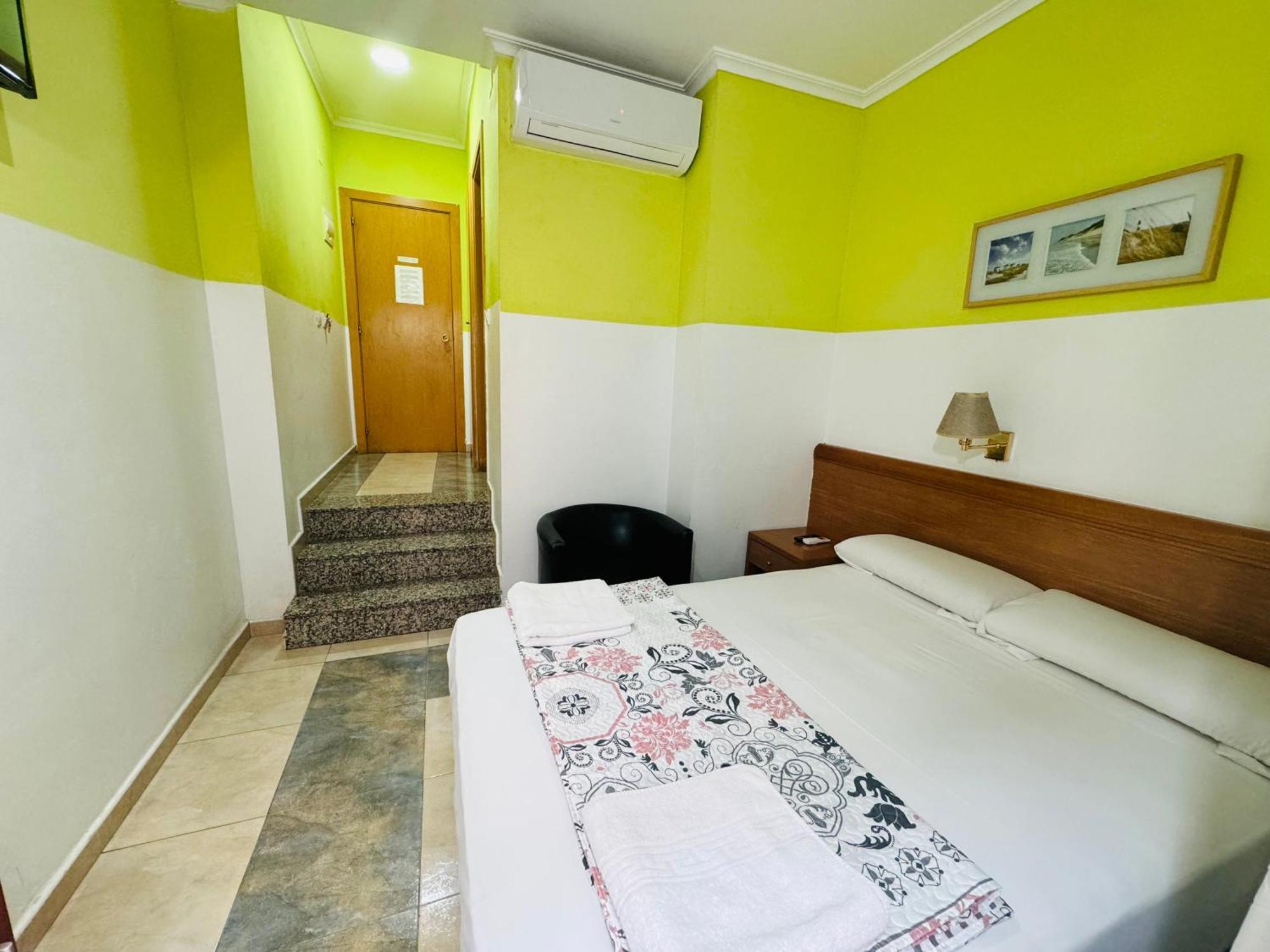 Hostal Mont Thabor Барселона Екстериор снимка
