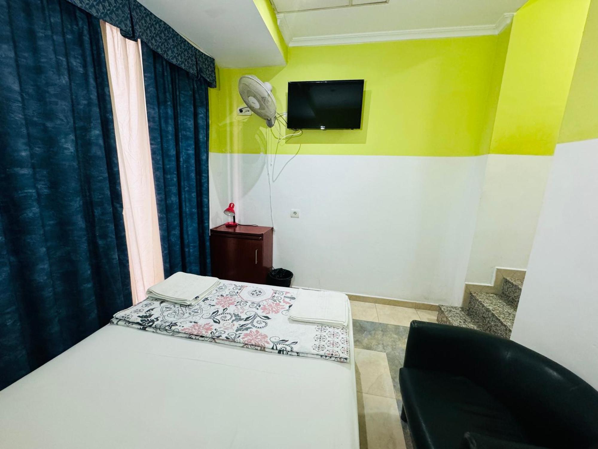 Hostal Mont Thabor Барселона Екстериор снимка