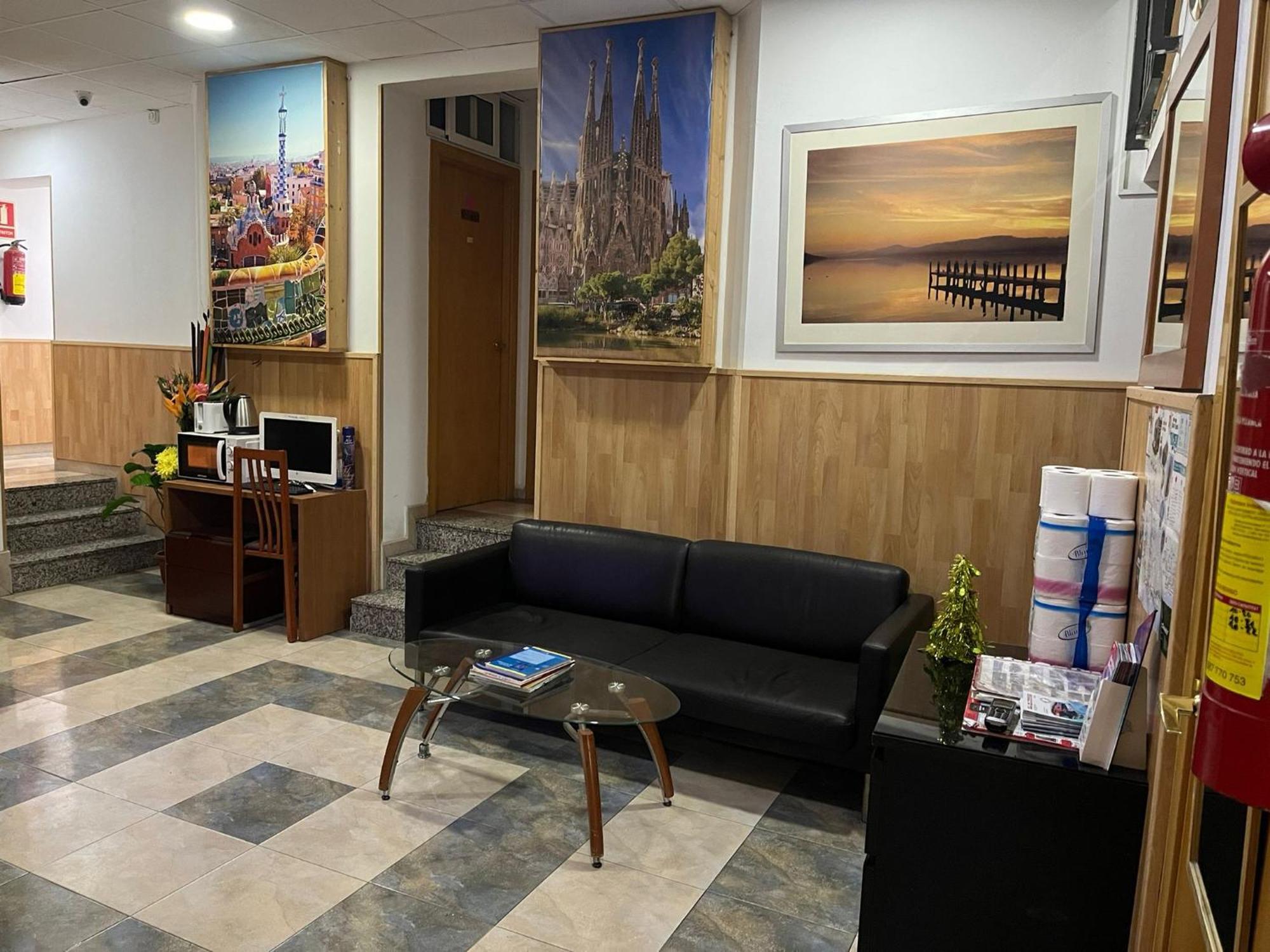 Hostal Mont Thabor Барселона Екстериор снимка