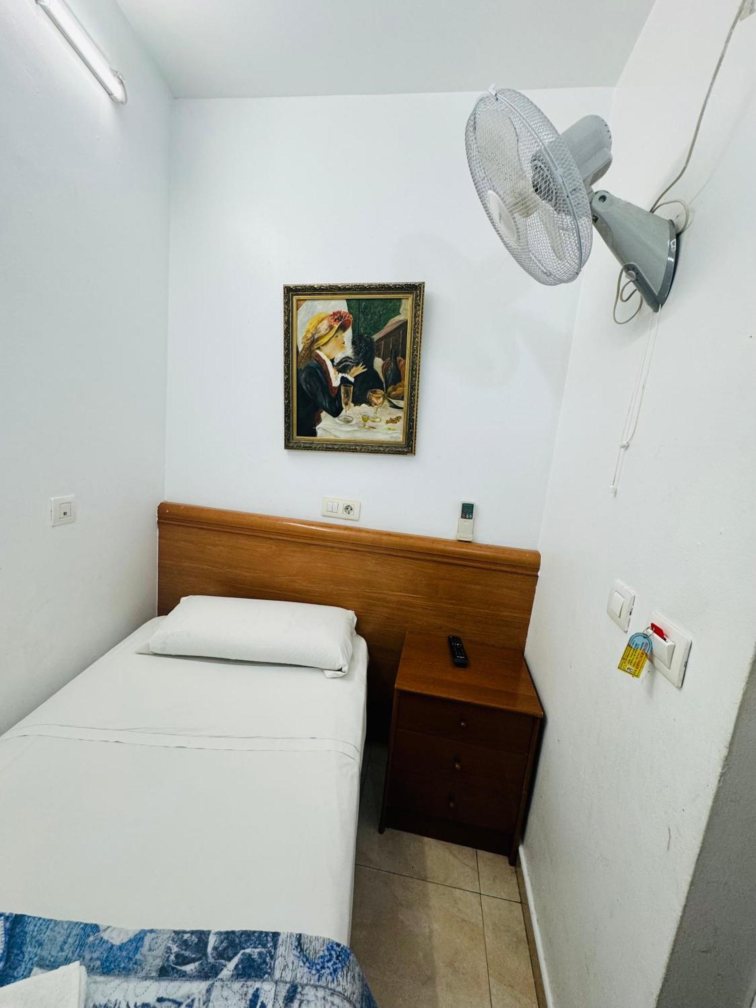 Hostal Mont Thabor Барселона Екстериор снимка