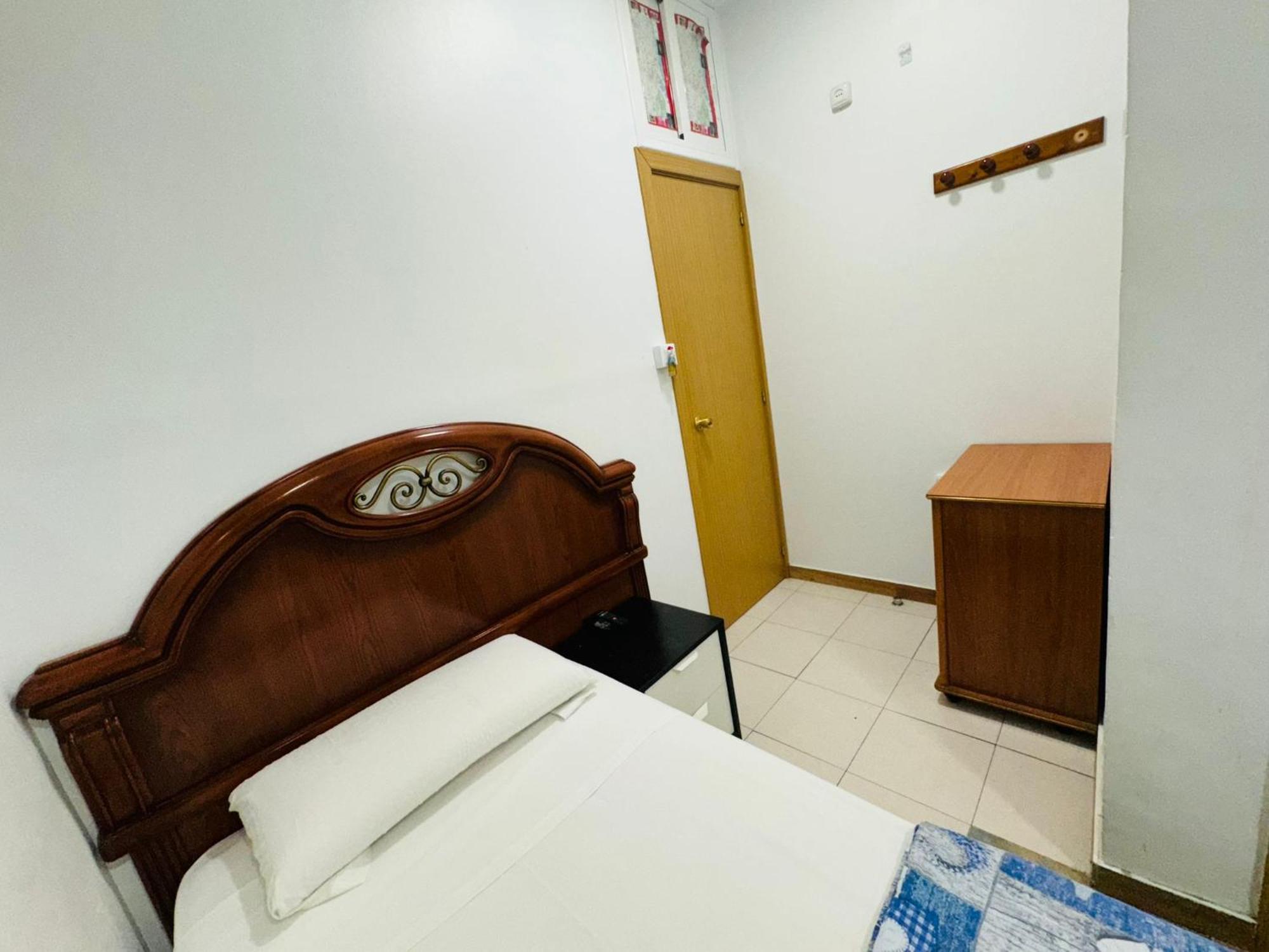 Hostal Mont Thabor Барселона Екстериор снимка