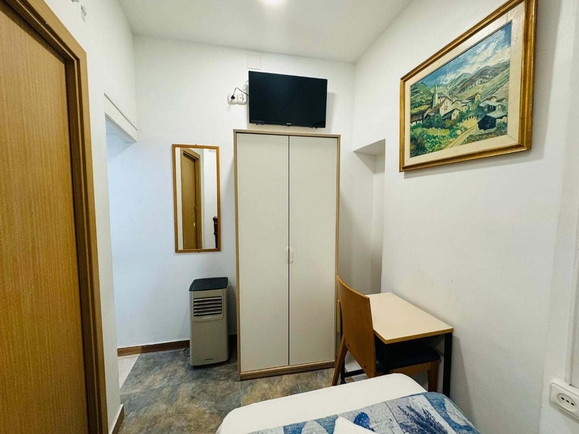 Hostal Mont Thabor Барселона Екстериор снимка