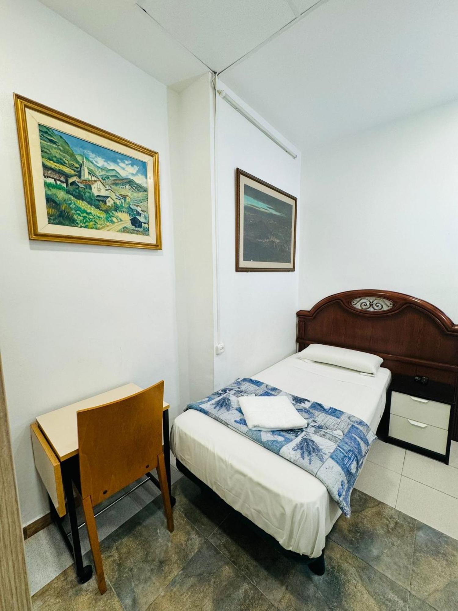 Hostal Mont Thabor Барселона Екстериор снимка