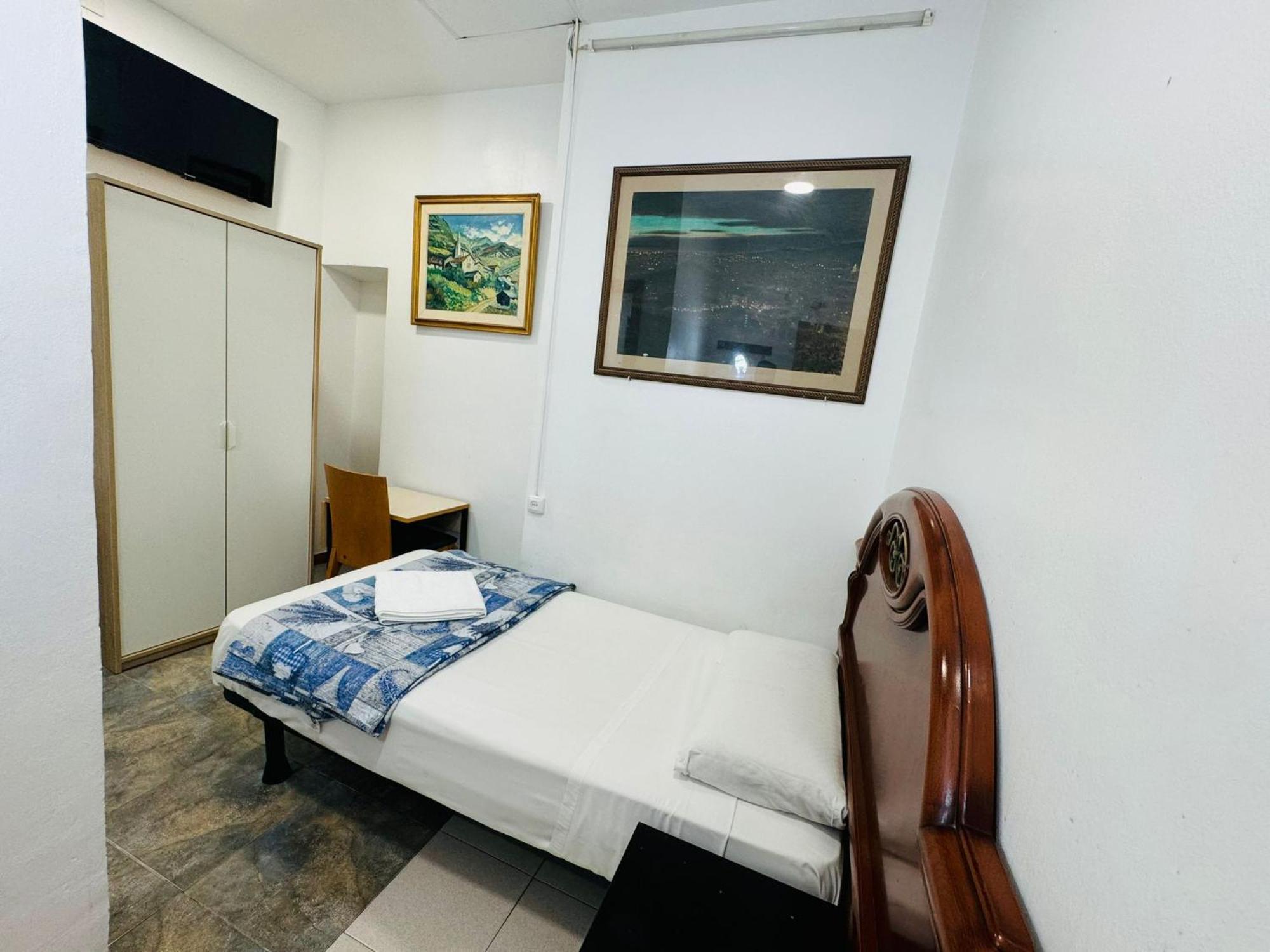 Hostal Mont Thabor Барселона Екстериор снимка