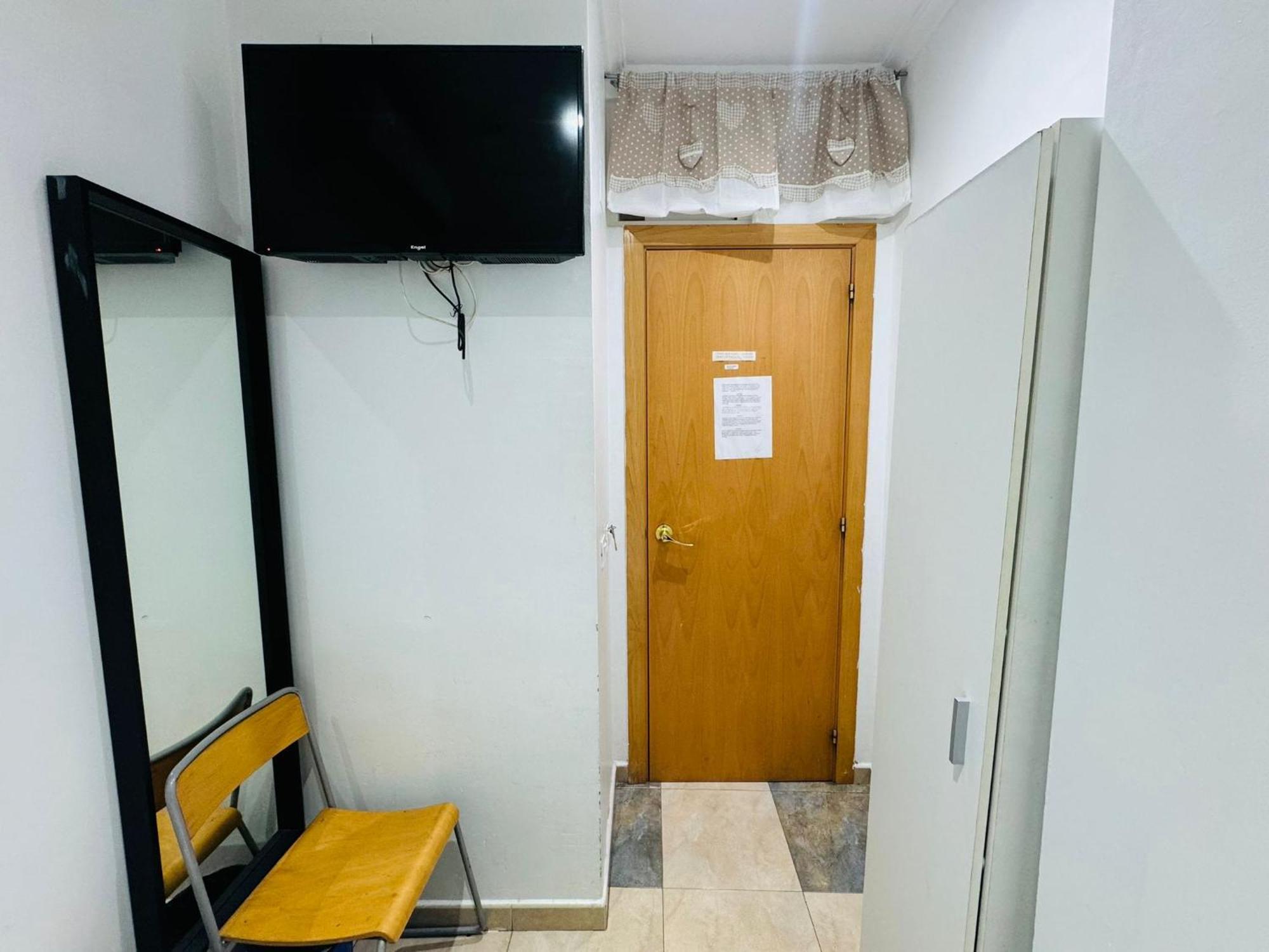 Hostal Mont Thabor Барселона Екстериор снимка