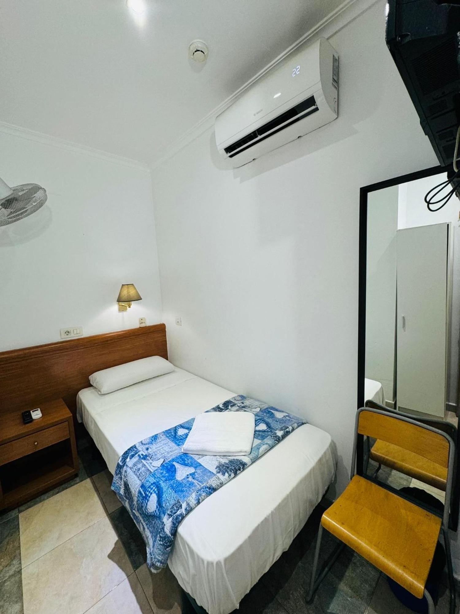 Hostal Mont Thabor Барселона Екстериор снимка
