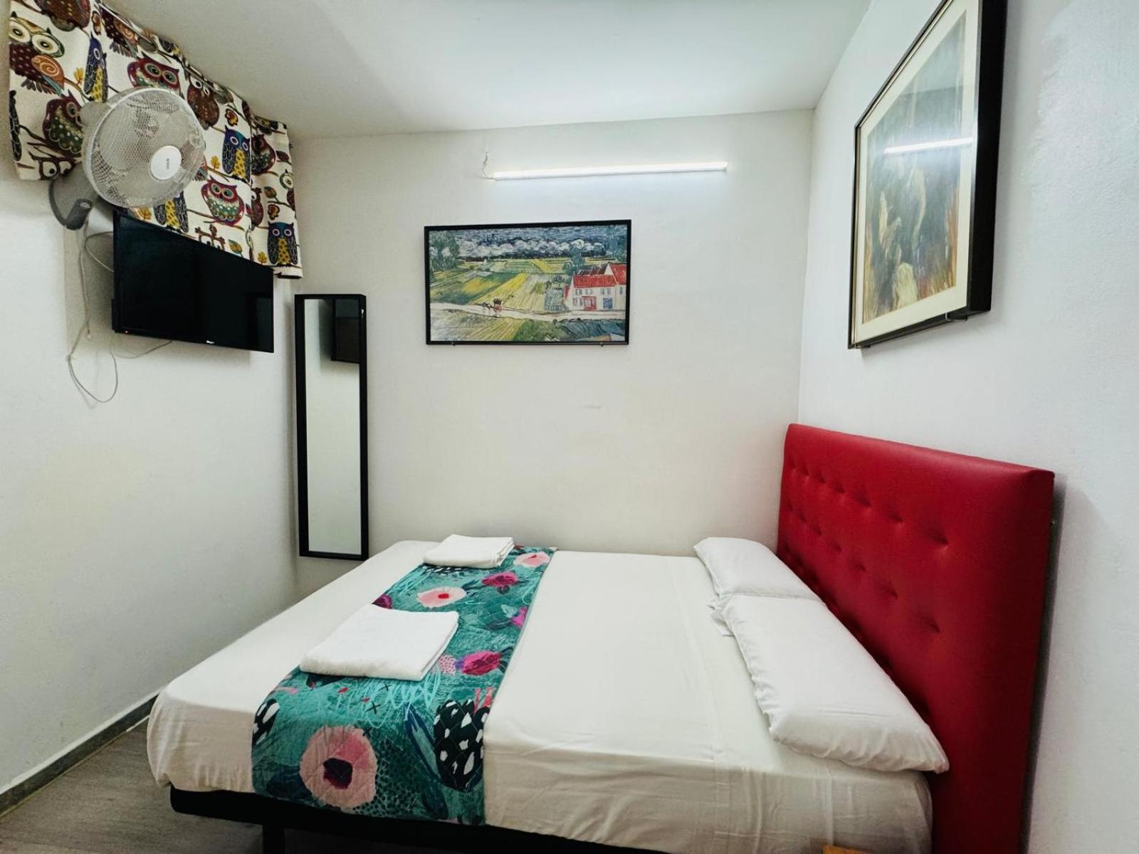 Hostal Mont Thabor Барселона Екстериор снимка