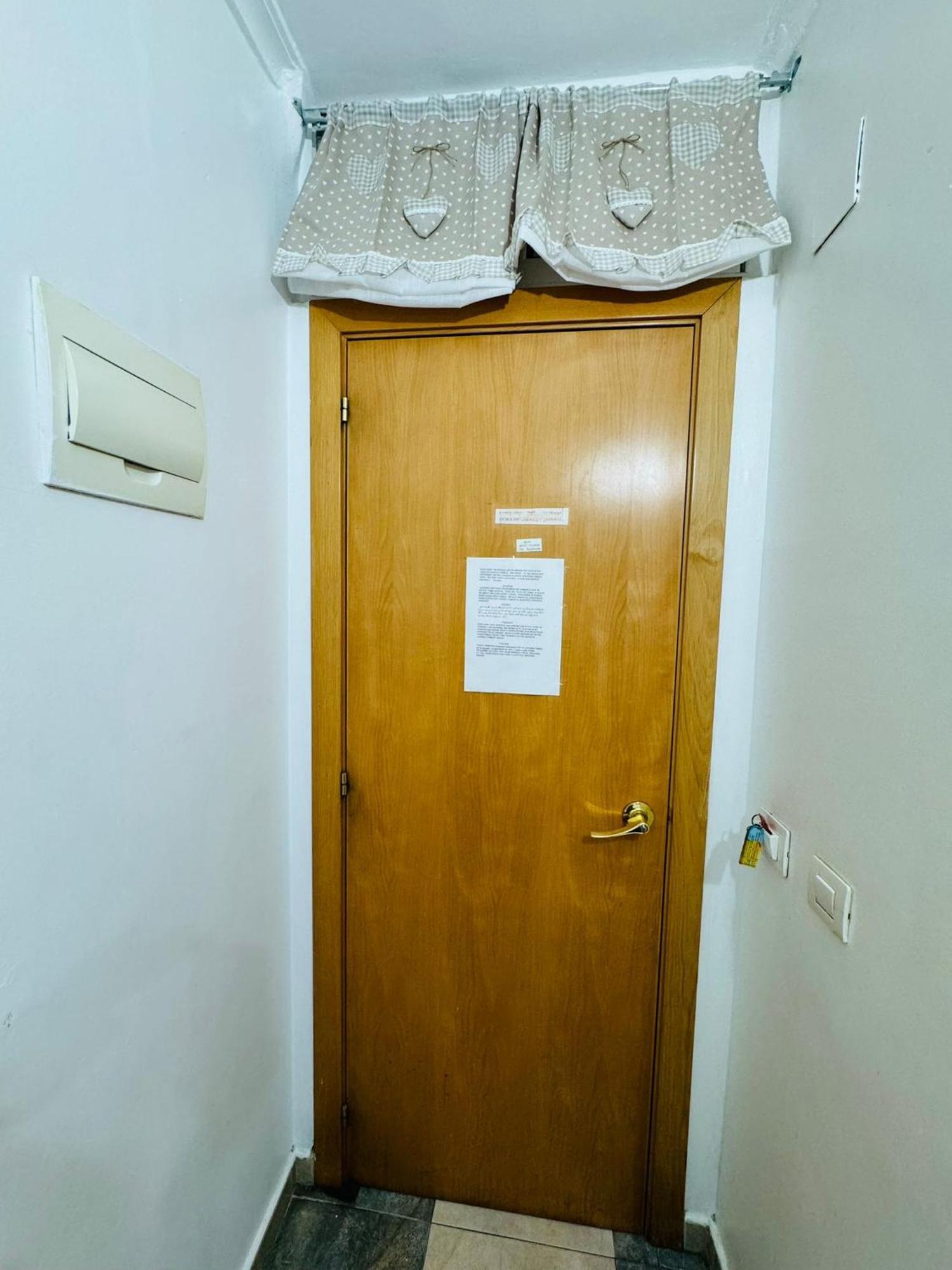 Hostal Mont Thabor Барселона Екстериор снимка