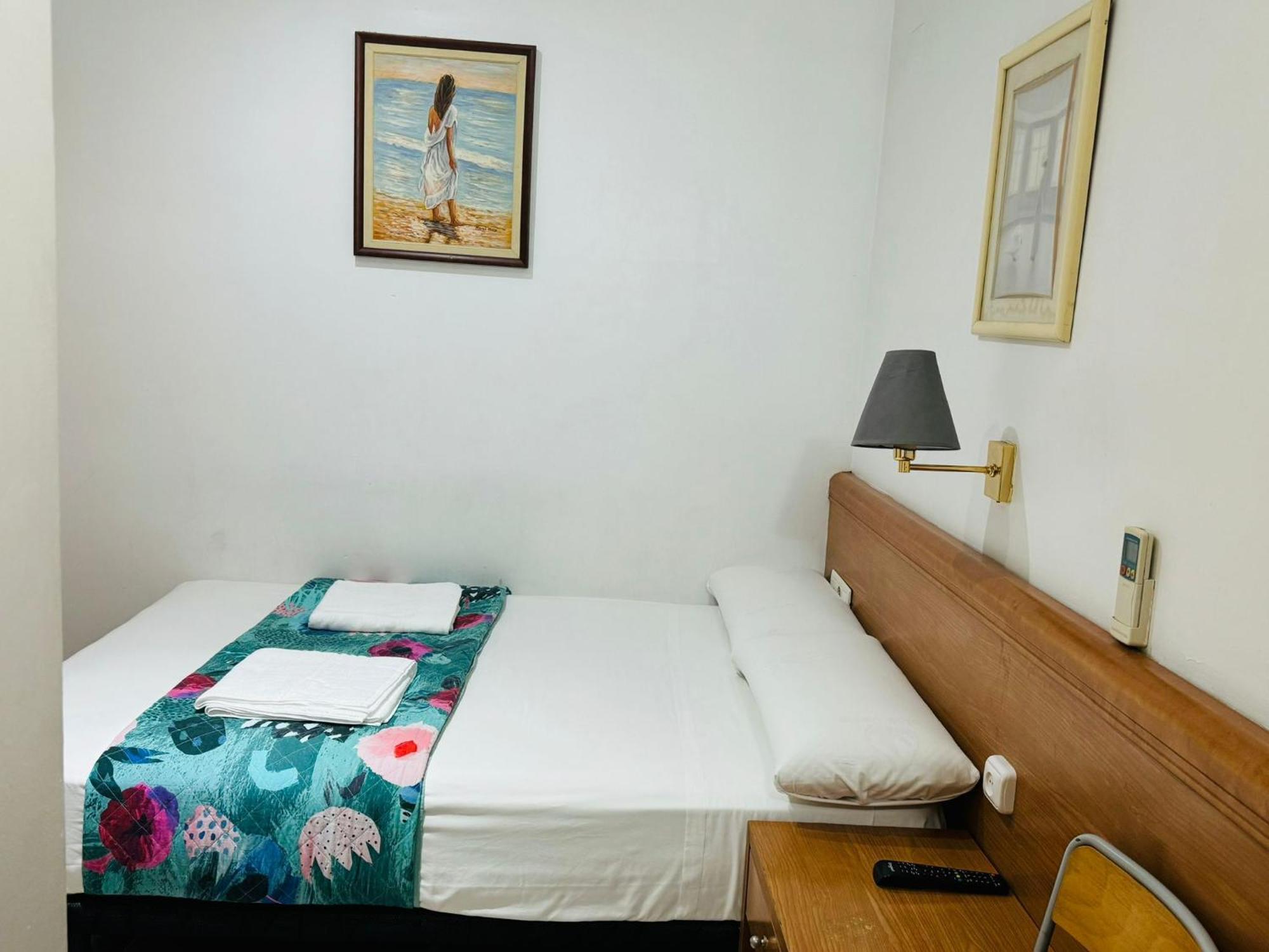Hostal Mont Thabor Барселона Екстериор снимка