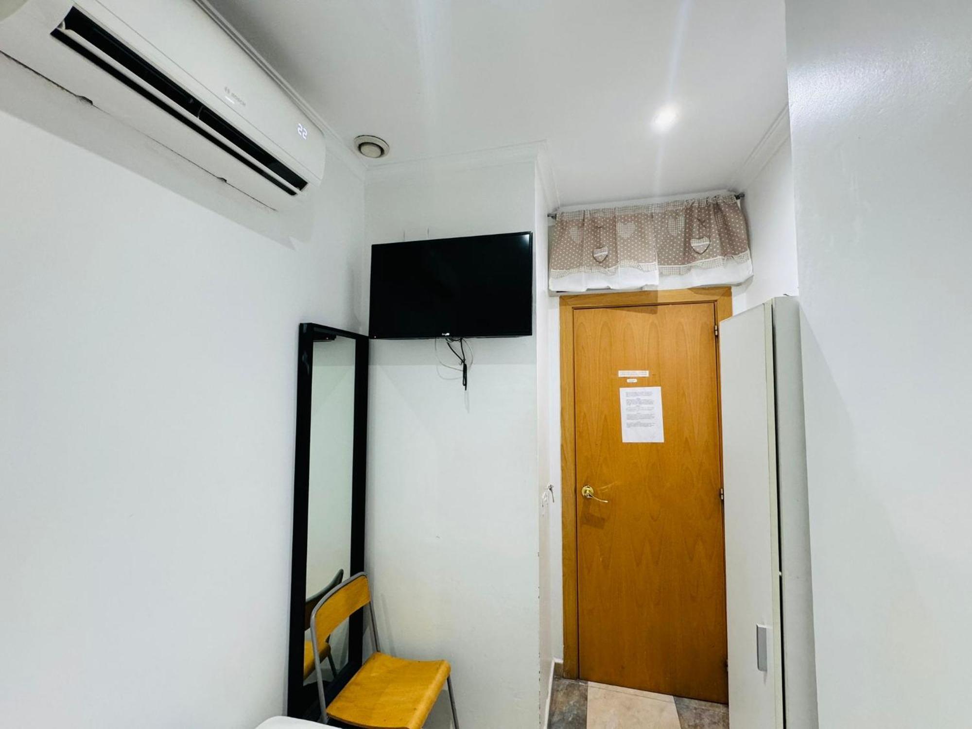 Hostal Mont Thabor Барселона Екстериор снимка