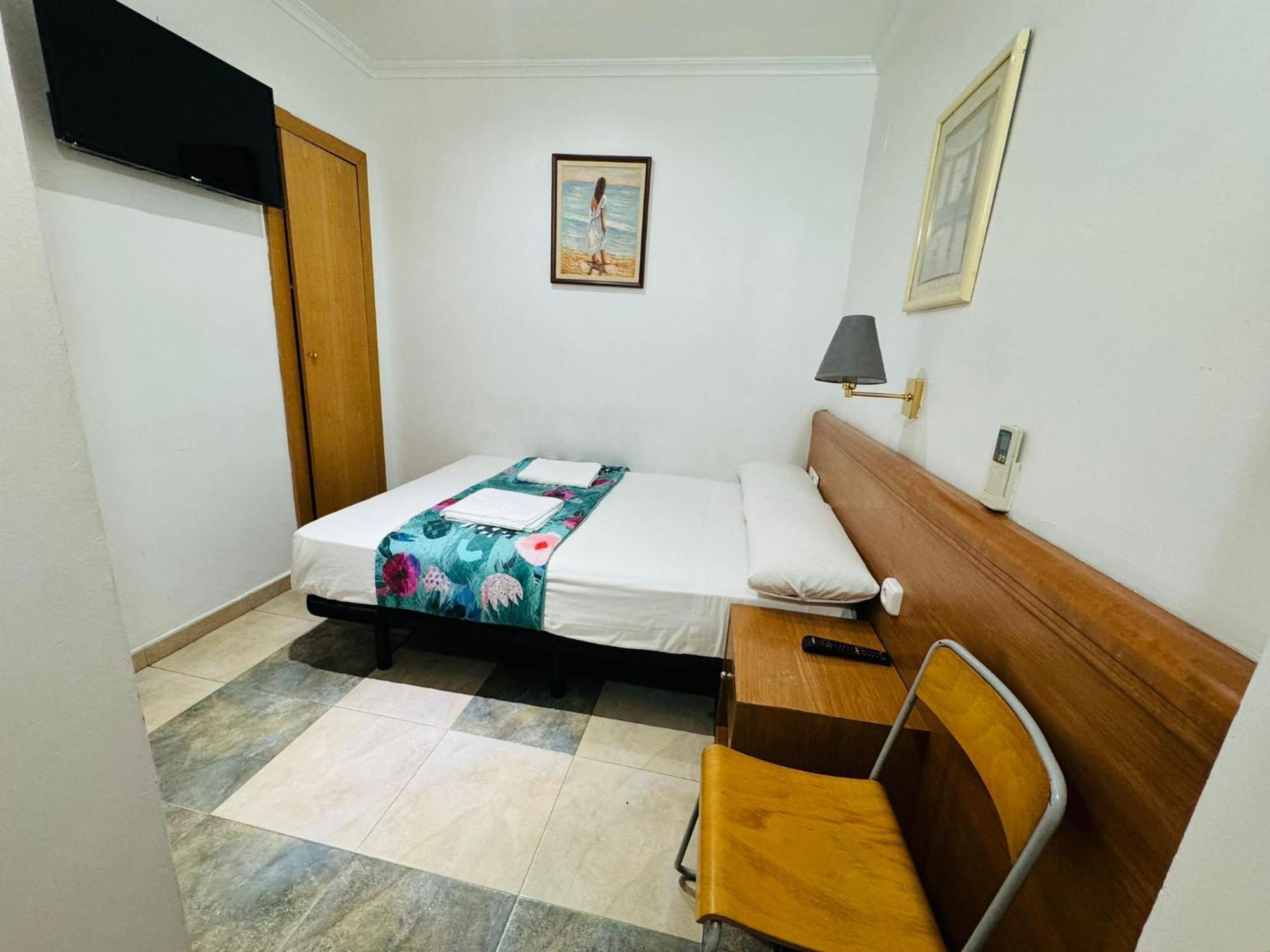 Hostal Mont Thabor Барселона Екстериор снимка