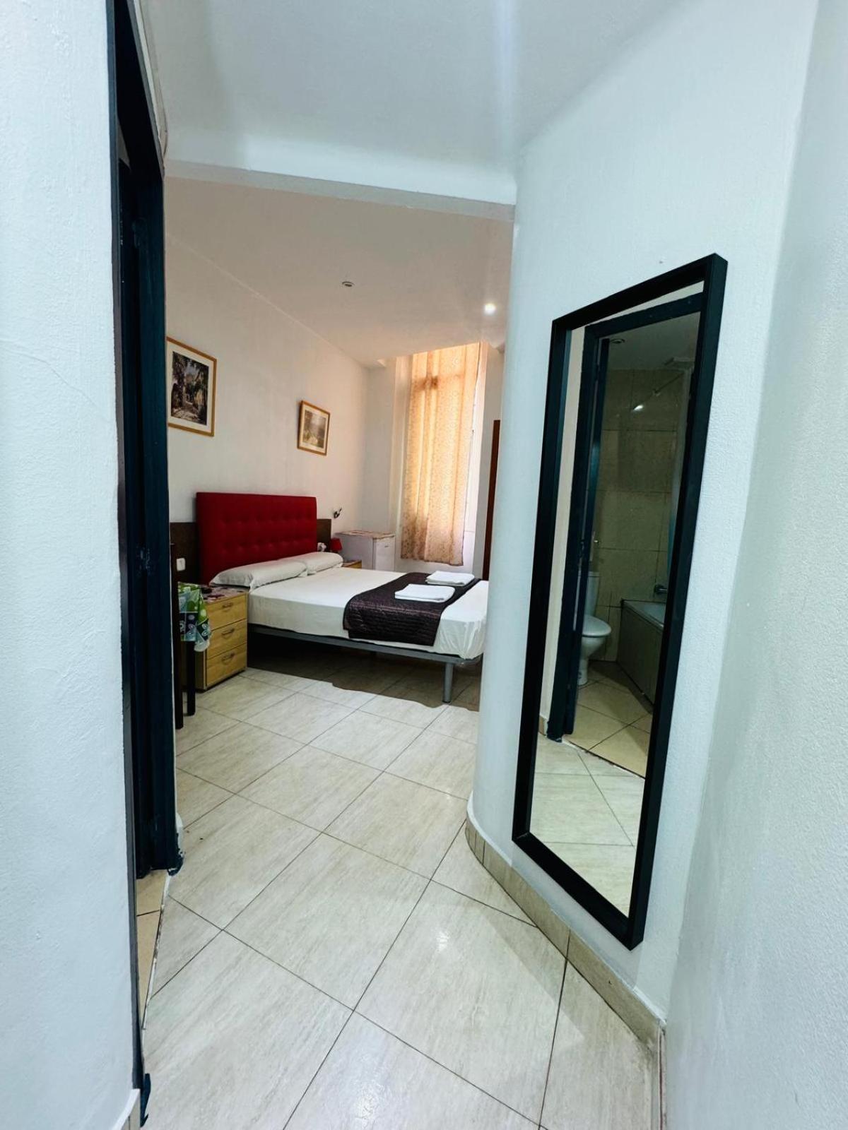 Hostal Mont Thabor Барселона Екстериор снимка