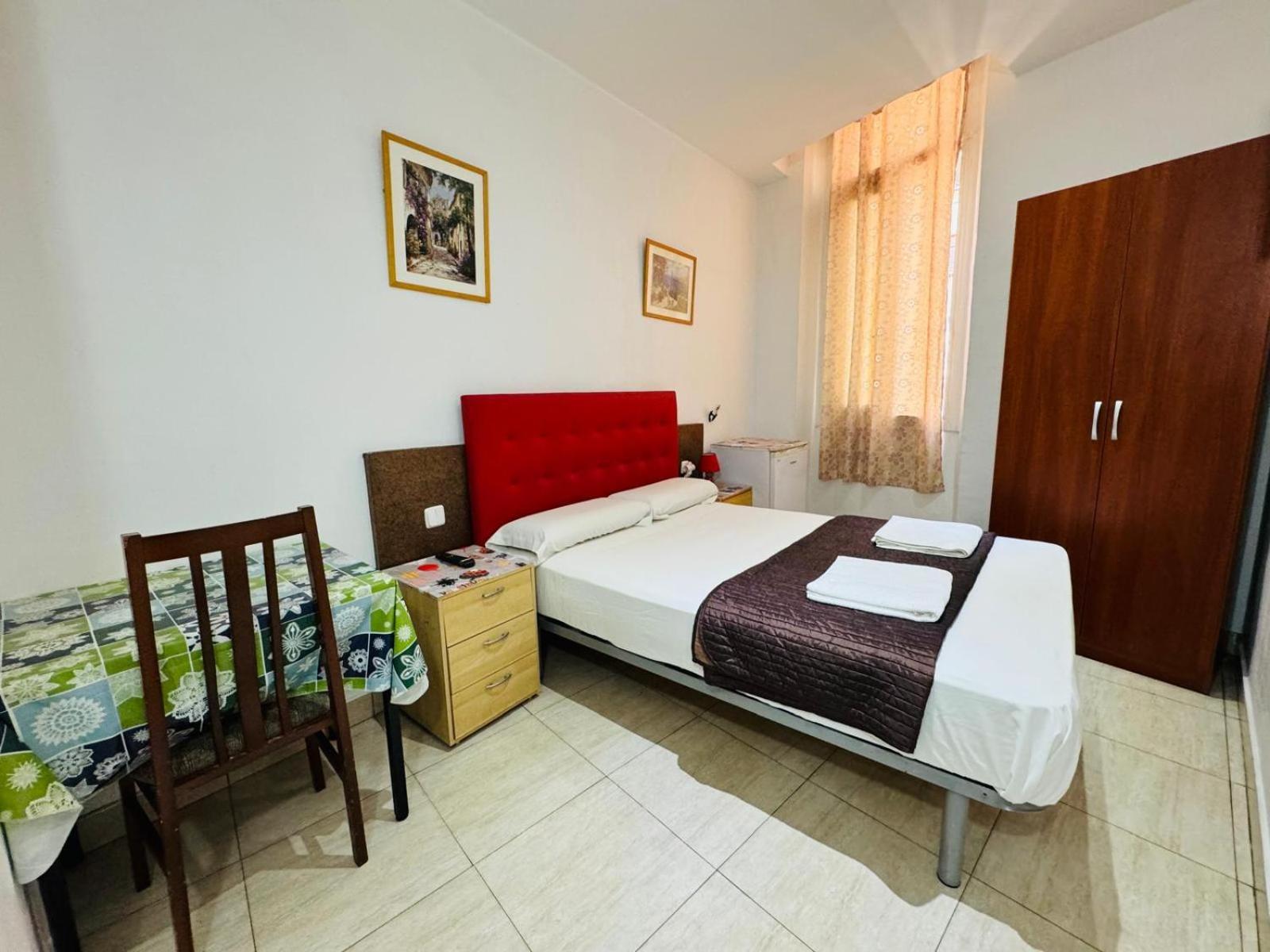 Hostal Mont Thabor Барселона Екстериор снимка