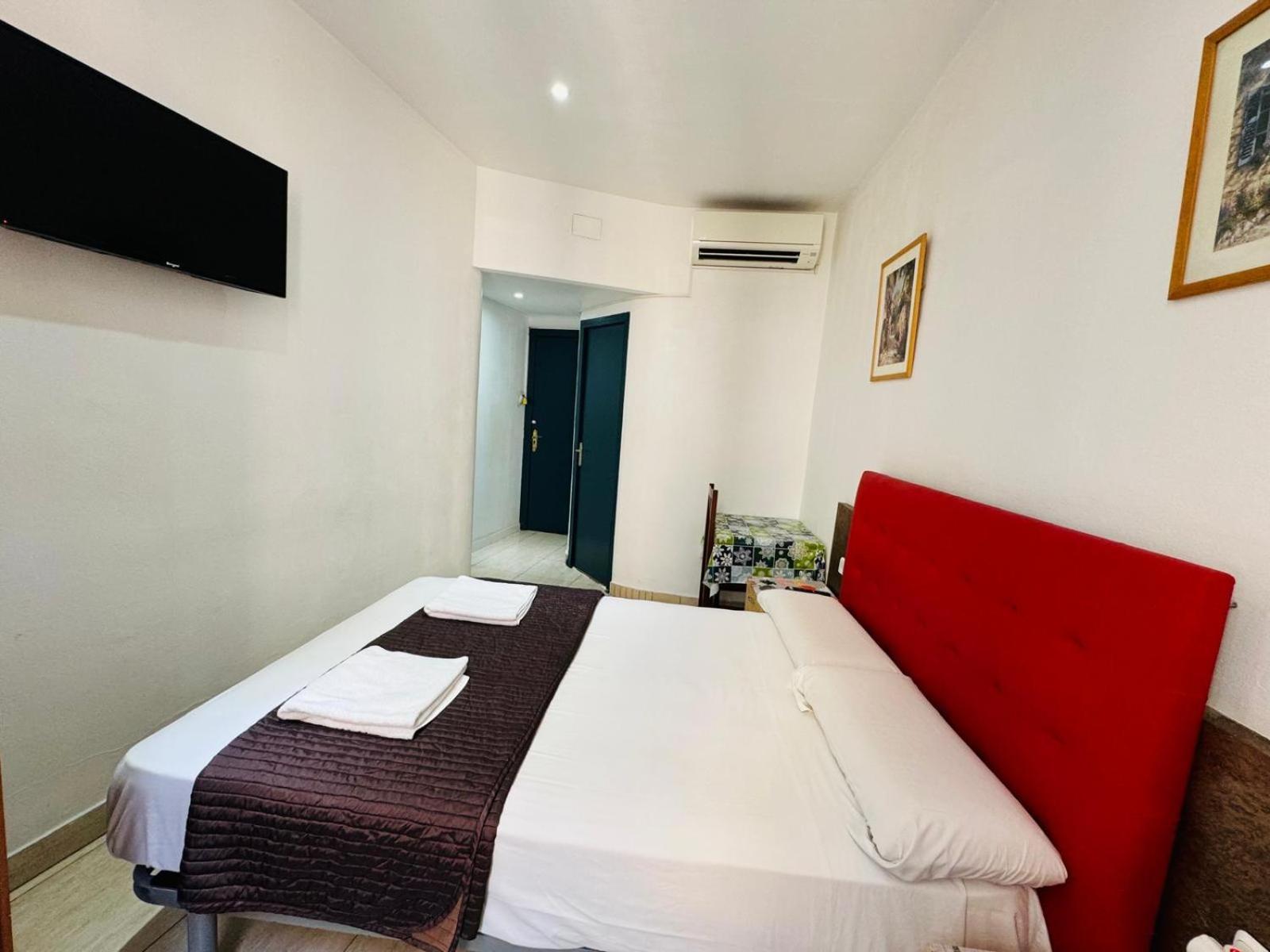Hostal Mont Thabor Барселона Екстериор снимка