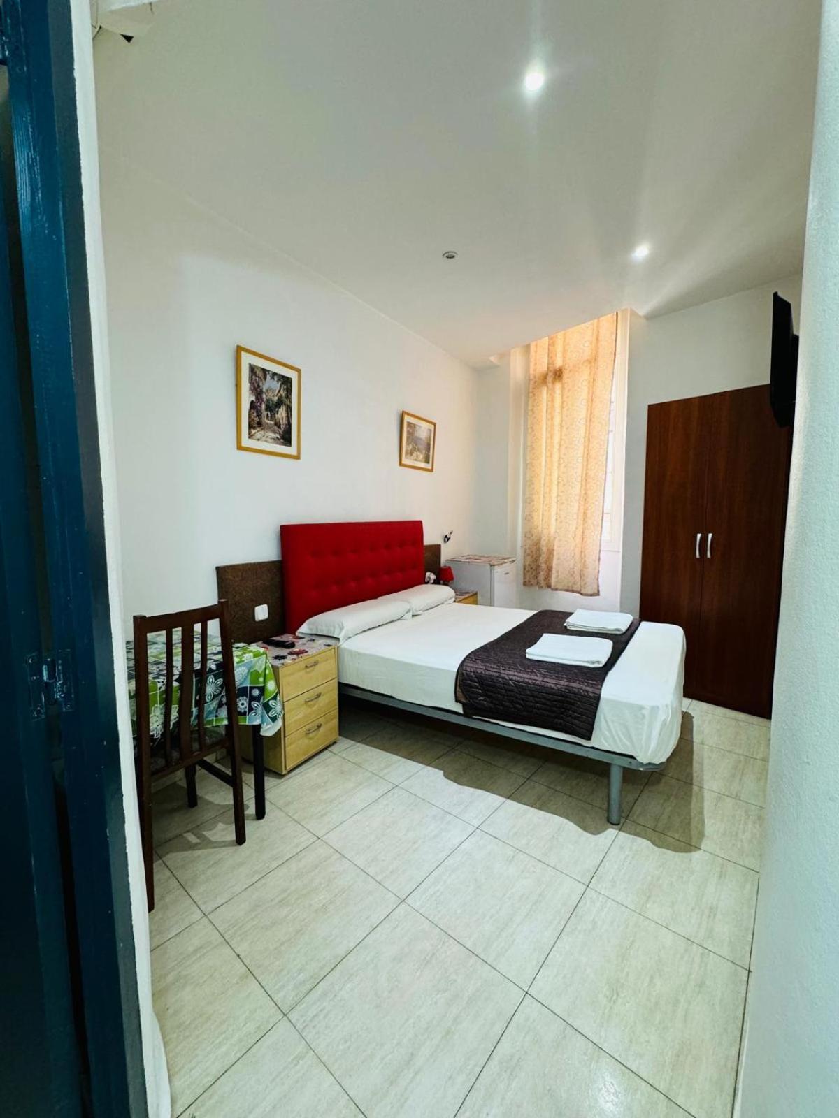 Hostal Mont Thabor Барселона Екстериор снимка