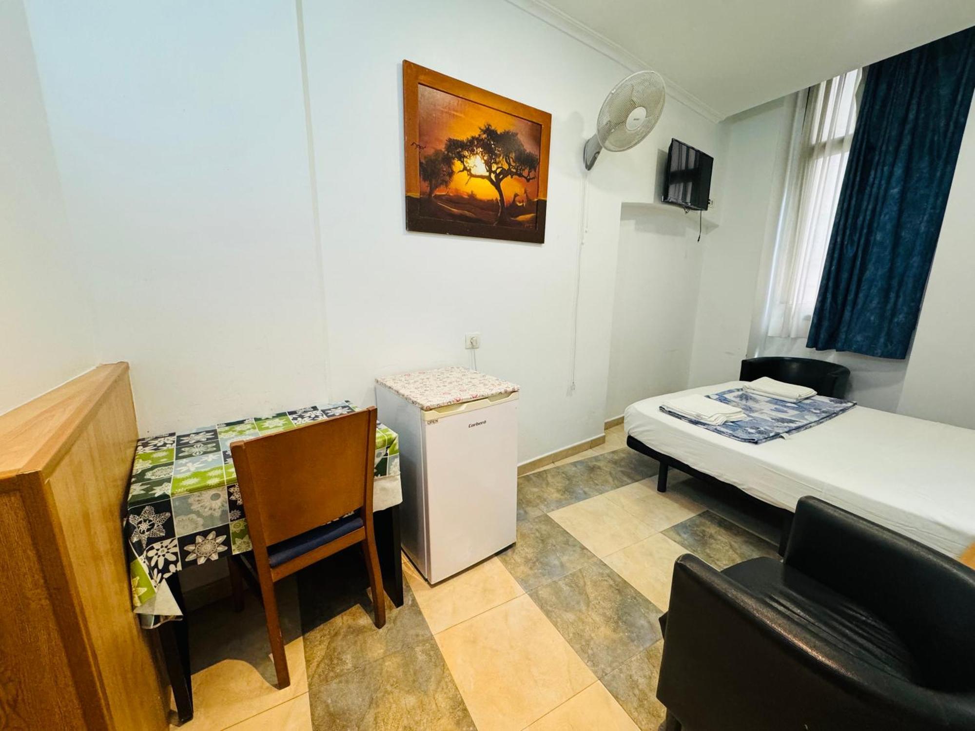 Hostal Mont Thabor Барселона Екстериор снимка