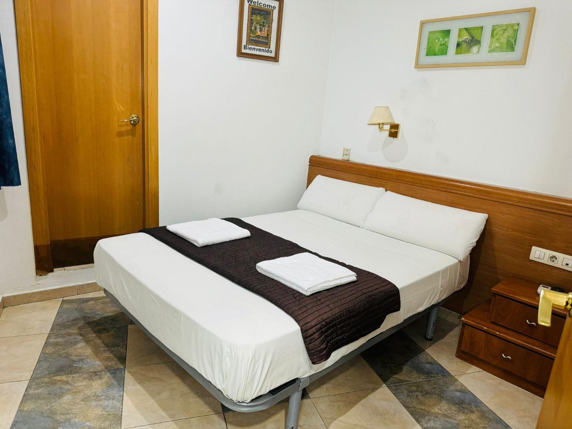 Hostal Mont Thabor Барселона Екстериор снимка