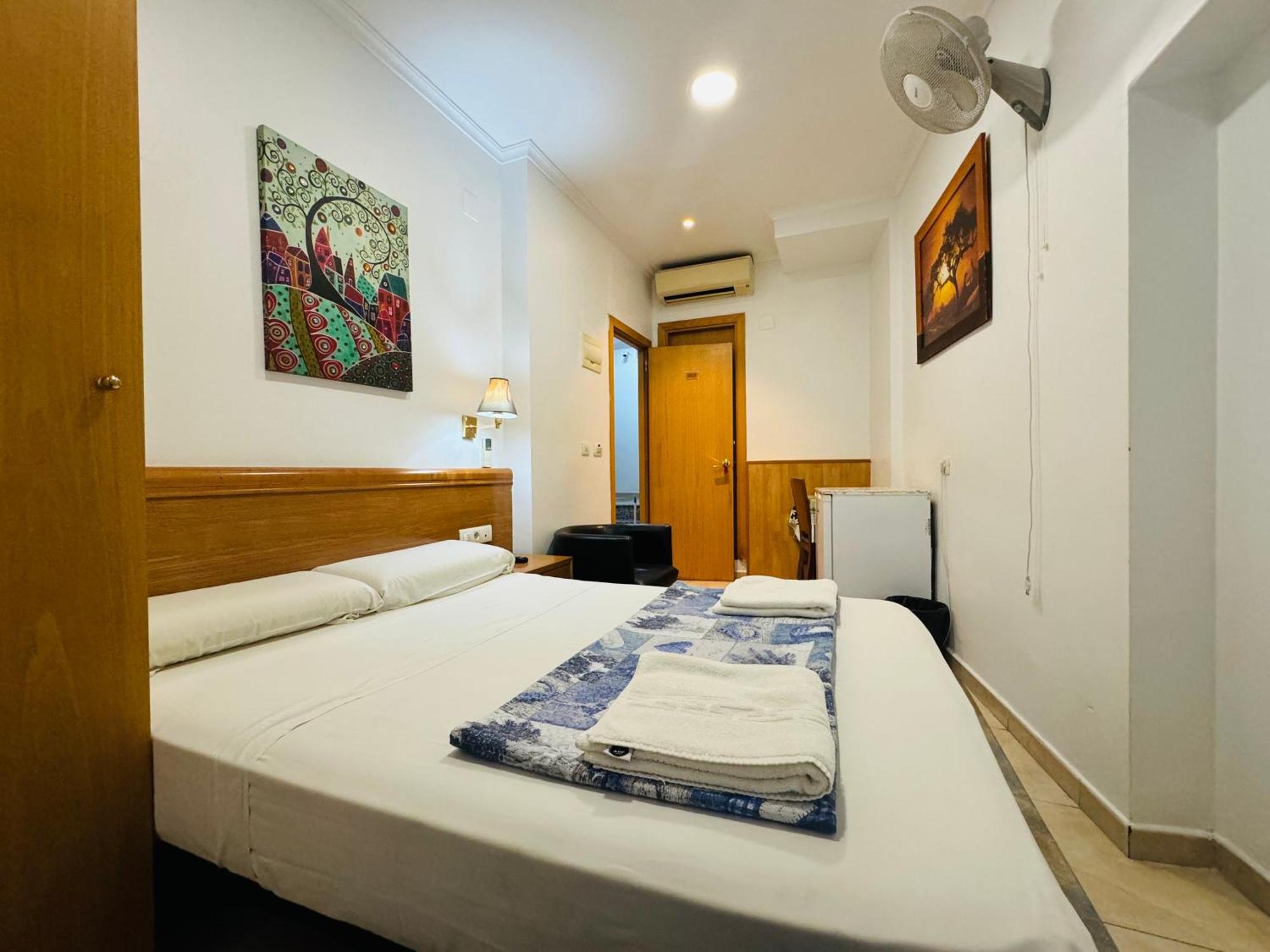 Hostal Mont Thabor Барселона Екстериор снимка