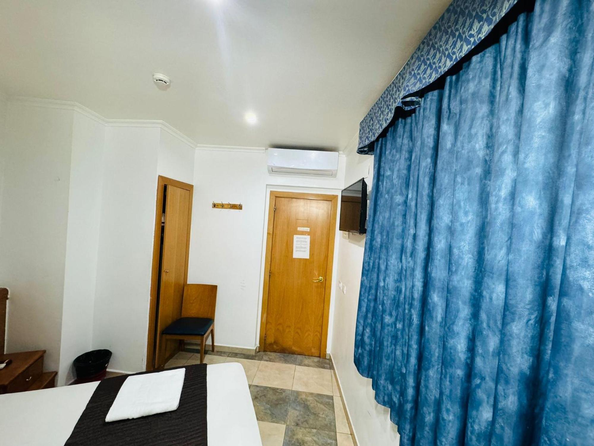 Hostal Mont Thabor Барселона Екстериор снимка